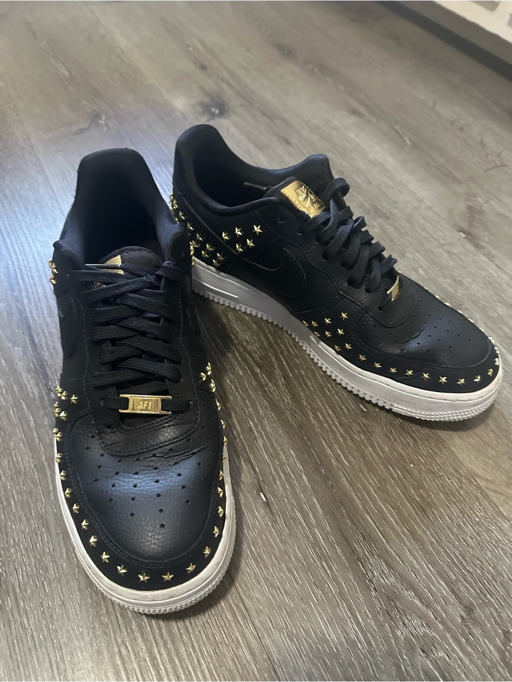 Nike Air Force 1 07 XX GOLD
Studded Black White AR0639 001
Women 11.5 Shoes